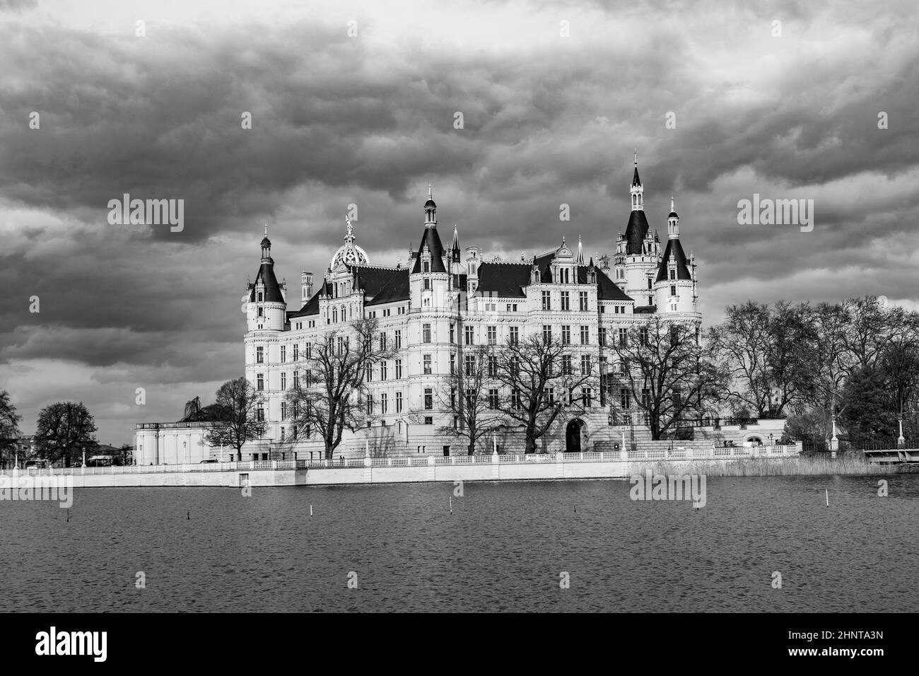 Berühmtes schweriner Schloss in hellem Licht Stockfoto