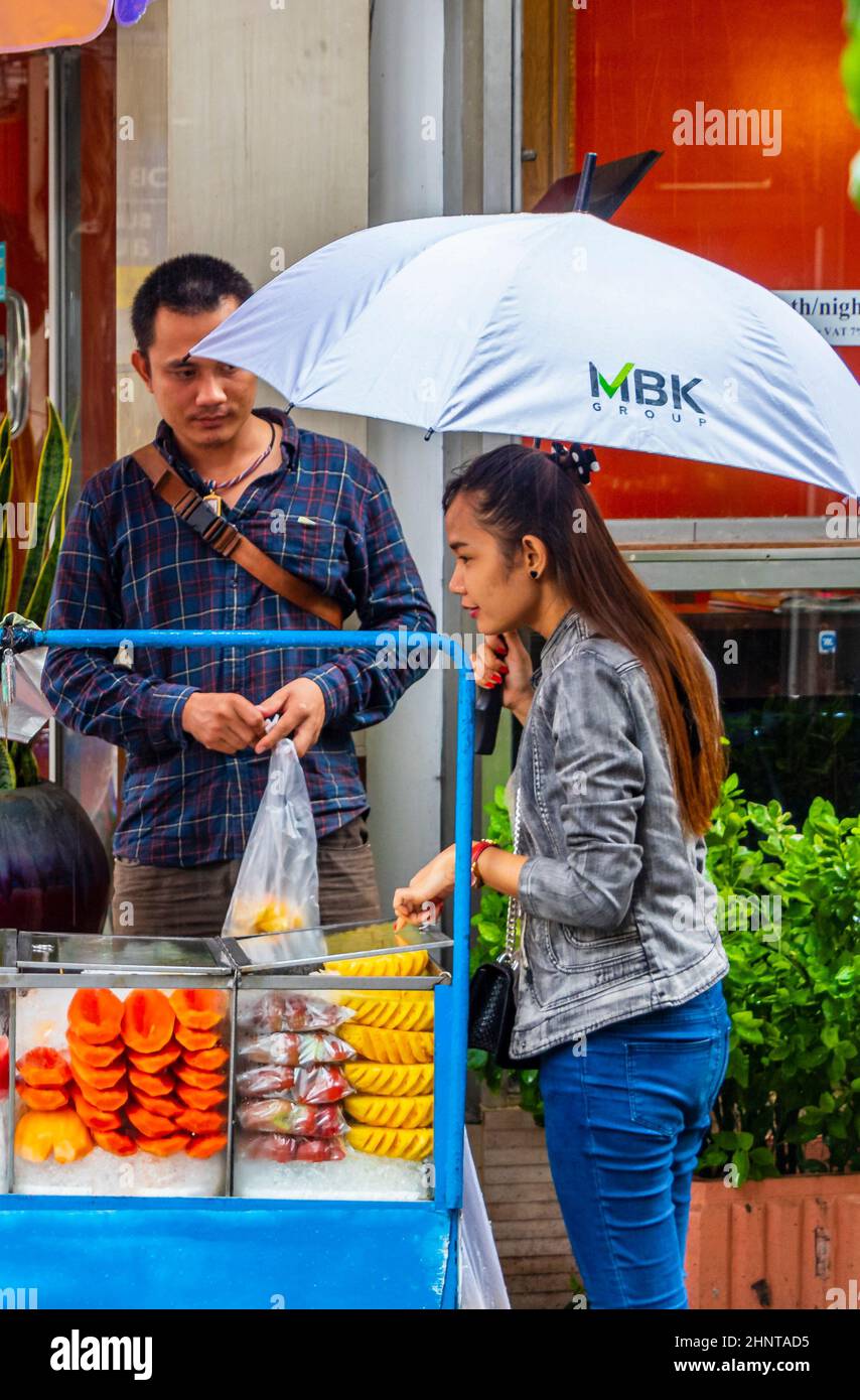 Lebensmittel und Früchte kaufen in einer Street Food Bangkok Thailand. Stockfoto