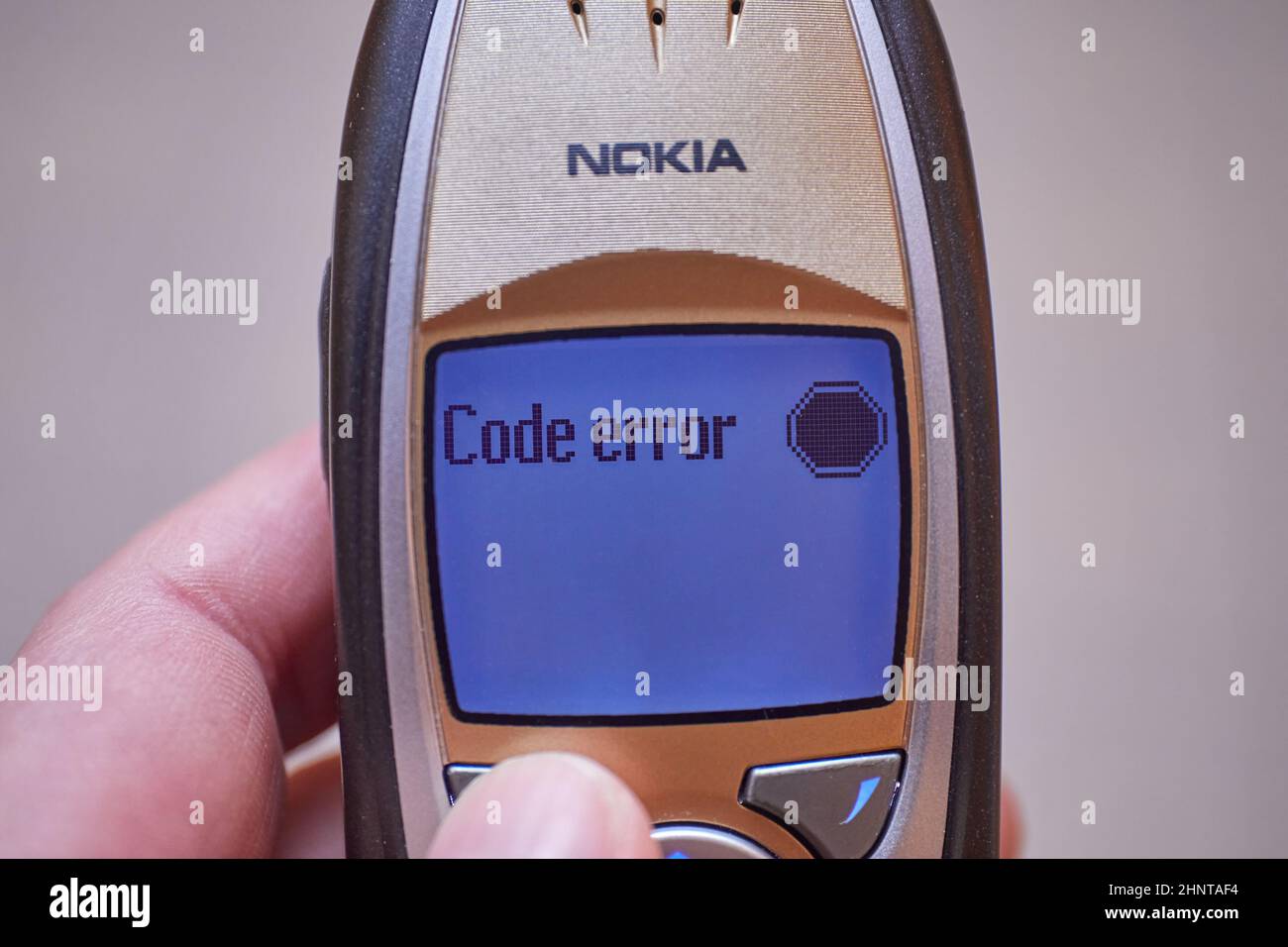 Altes Mobiltelefon Wird Eingeschaltet Stockfoto