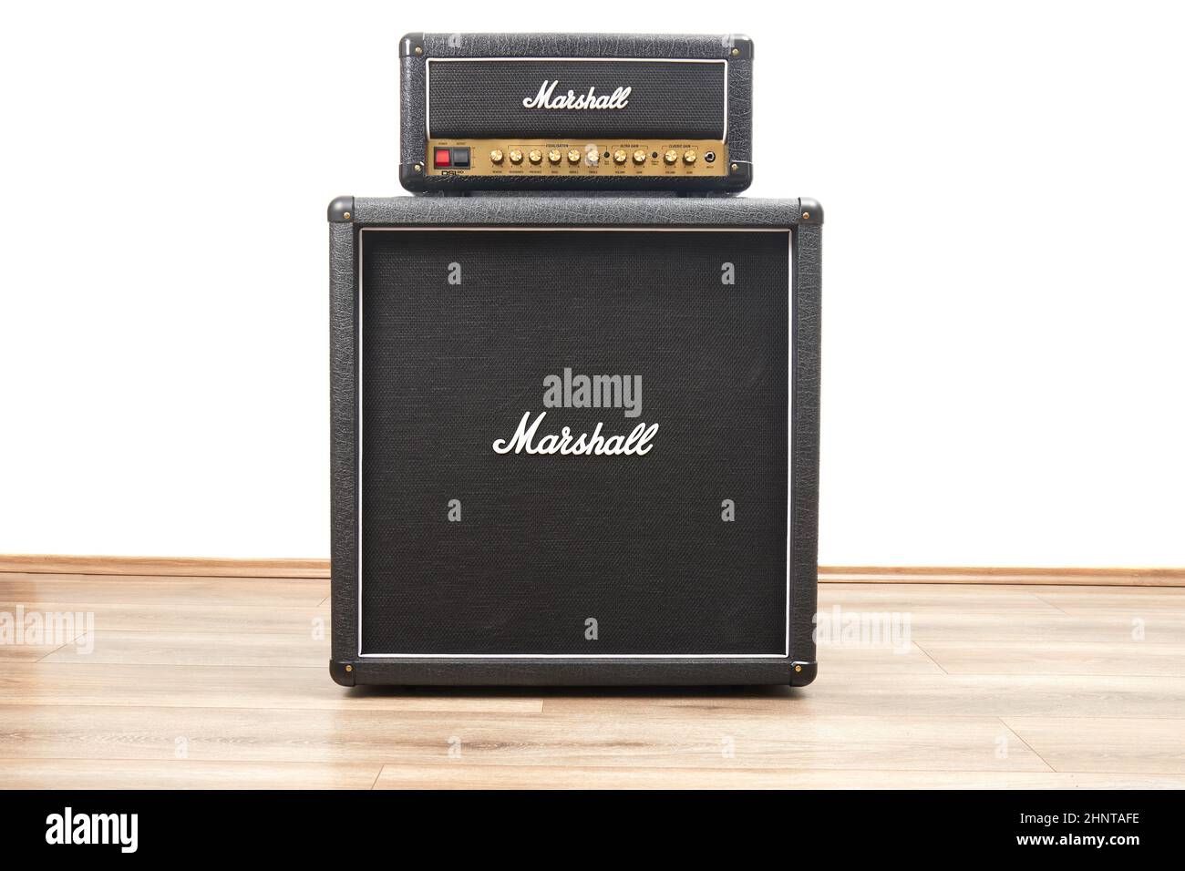 Gitarrenverstärker Kopf und Schrank 4x12 Lautsprecher Stockfoto