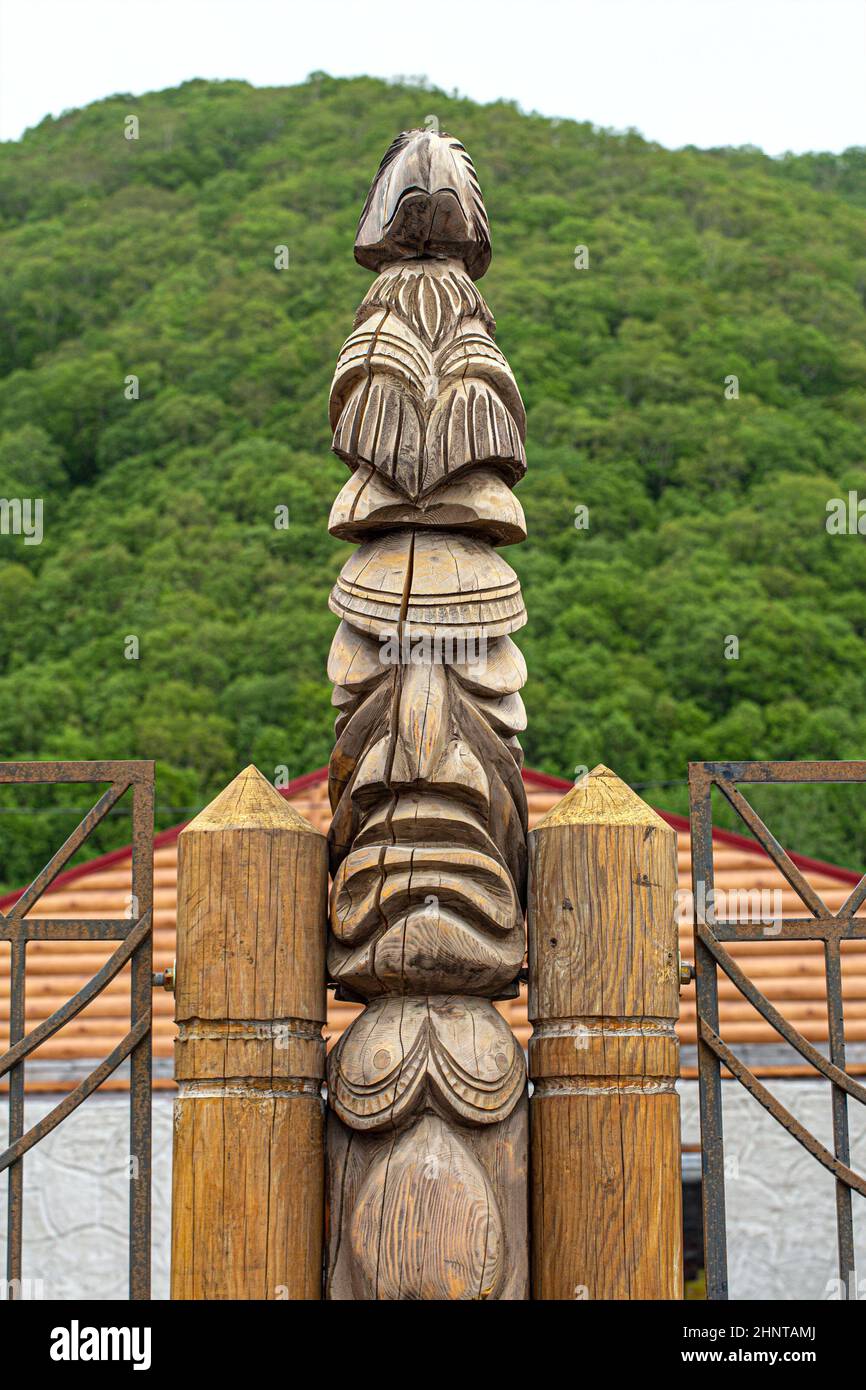 Hölzerne Idol-Statue von korjak auf der Halbinsel Kamtschatka Stockfoto