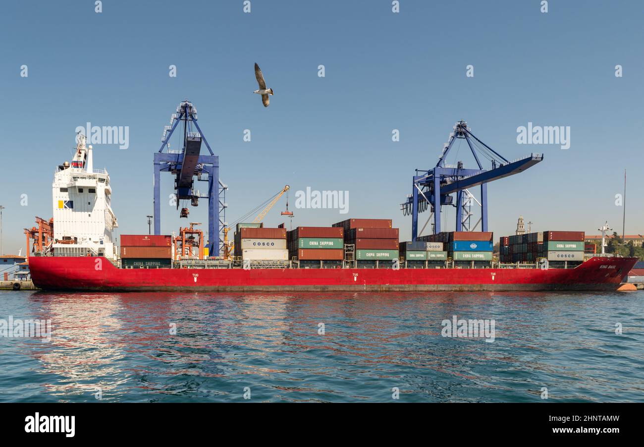 Tagesaufnahme des Containerschiffes, am Haydarpasha Hafen mit zwei großen Kränen, Kadikoy Bezirk, Istanbul Stockfoto