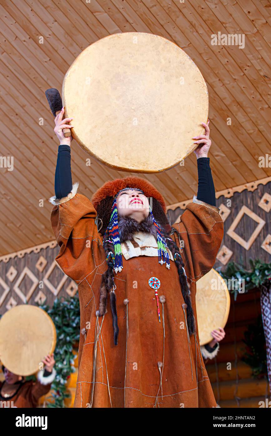 Volksensemble-Auftritt in der Kleidung der Ureinwohner Kamtschatkas. Stockfoto