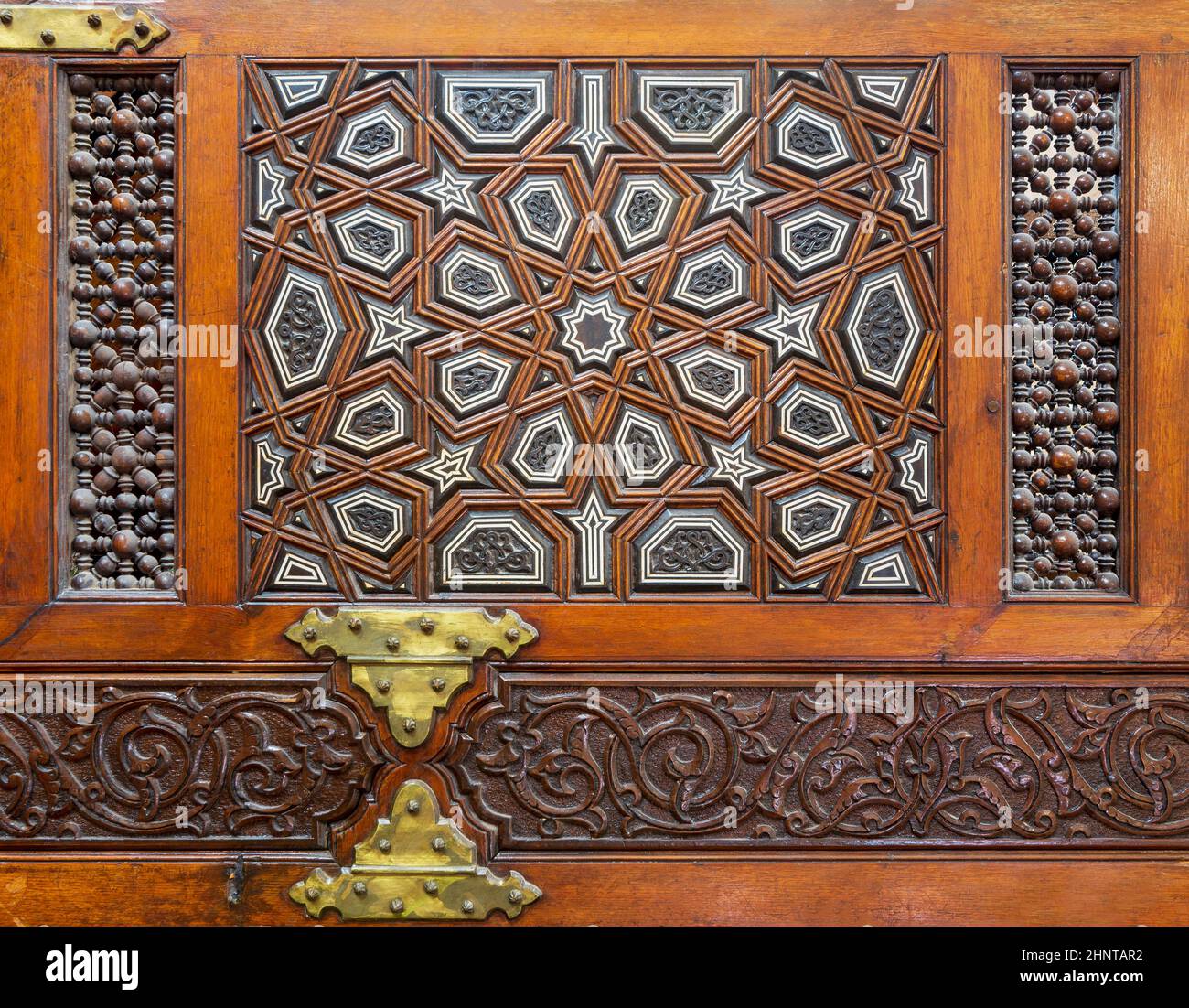 Dekorative Feder und Nut montiert, mit Elfenbein und Ebenholz eingelegter Minbar der Imam Al Shafii Moschee Stockfoto