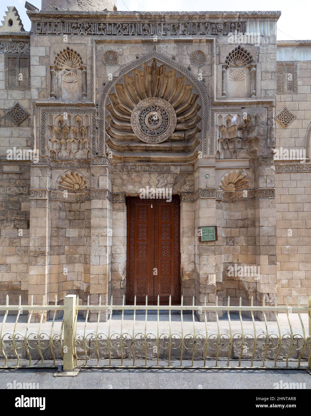 Eingang zur Aqmar Moschee der Fatimiden-Ära, mit üppiger Dekoration über die gesamte Fassade, Muizz Street, Kairo, Ägypten Stockfoto