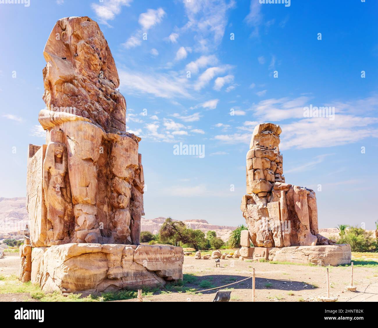 Die Kolosse von Memnon in der Nekropole von Theban, Luxor, Ägypten Stockfoto