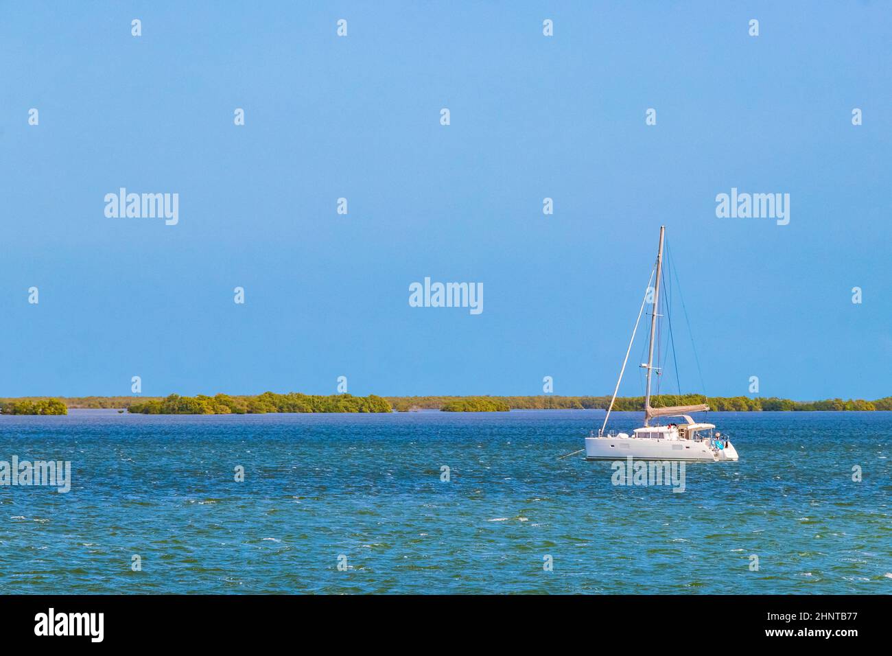 Panorama Landschaft Blick Holbox Insel türkisfarbenes Wasser und Boote Mexiko. Stockfoto