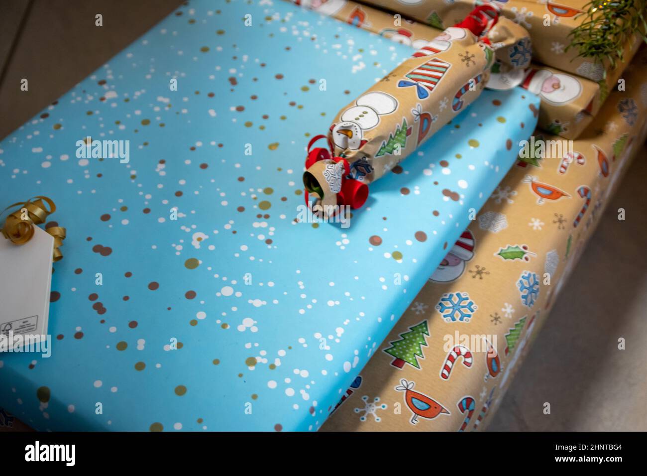 Festliche eingewickelte Weihnachtsgeschenke und Weihnachtsgeschenke unter dem Weihnachtsbaum zeigt dekorative Unboxing-Veranstaltung mit traditionellen Feier der handgefertigten Wintersaison für funkelnde Kinder Augen Schönheit Stockfoto