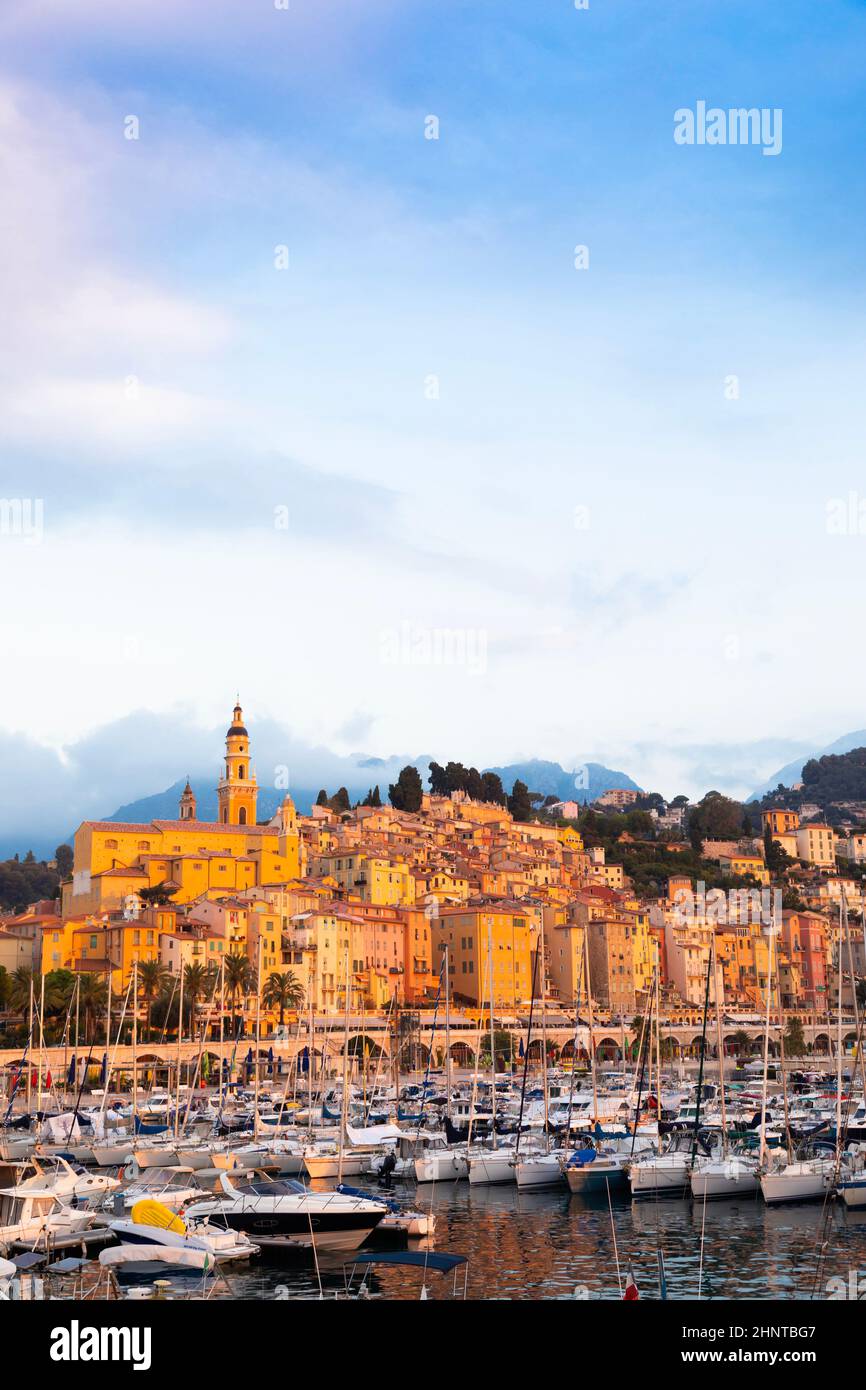 Menton an der französischen Riviera, genannt Coast Azur, liegt bei Sonnenaufgang im Süden Frankreichs Stockfoto