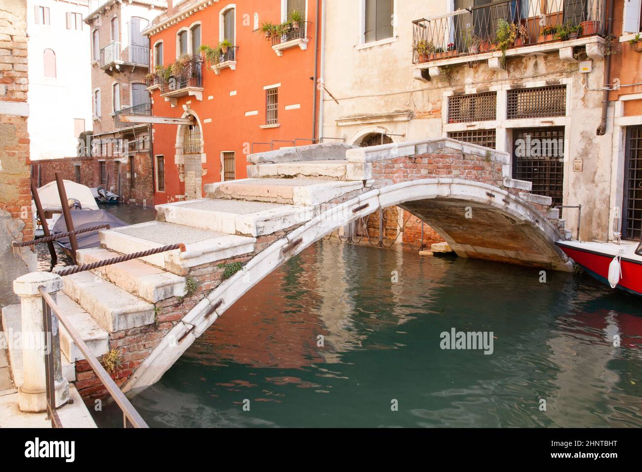 Brücke ohne Brüstung. Wahrzeichen von Venedig. Stockfoto