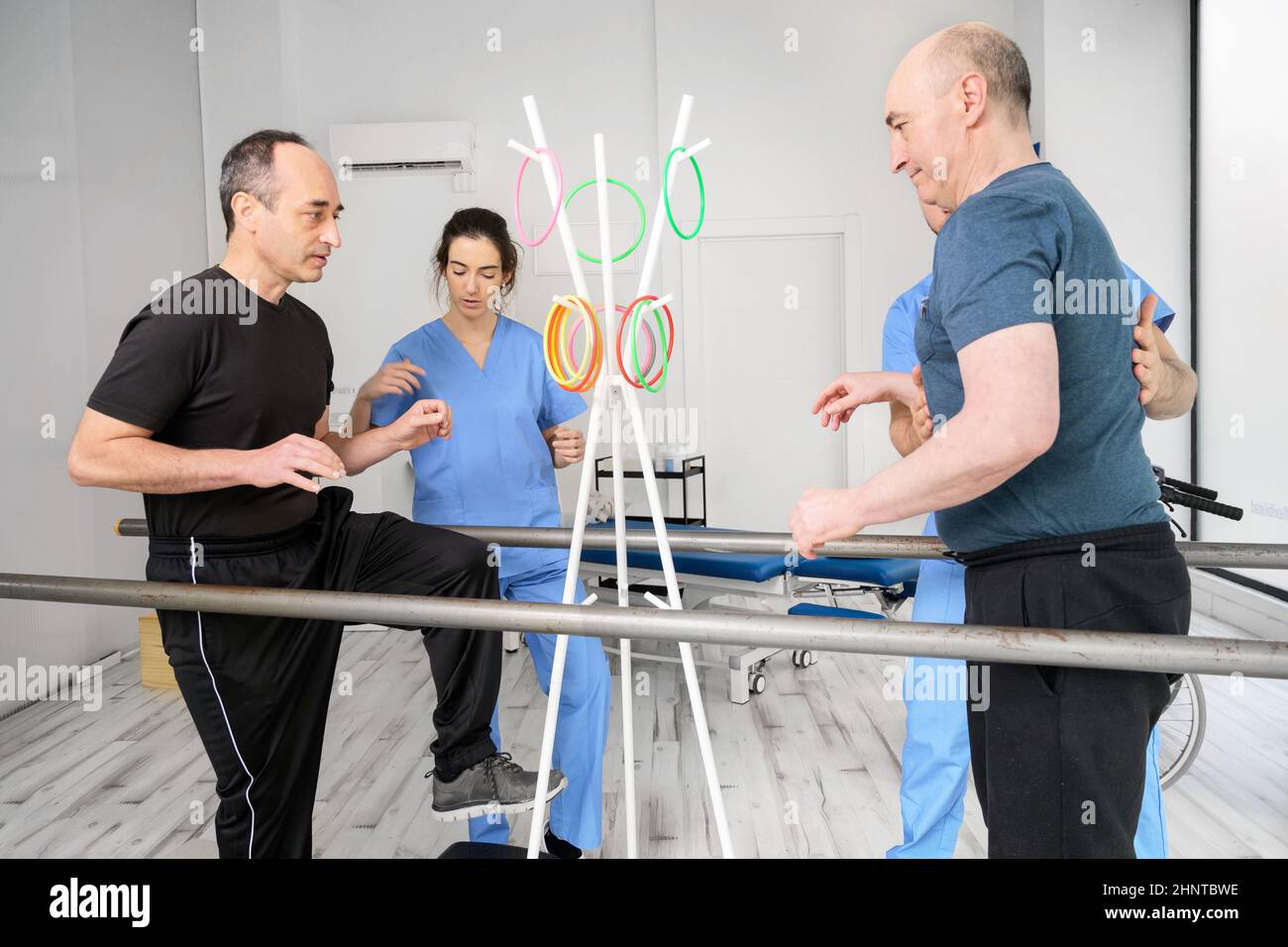 Gruppe von Menschen mit Behinderung Ausübung in der Rehabilitationsklinik. Stockfoto