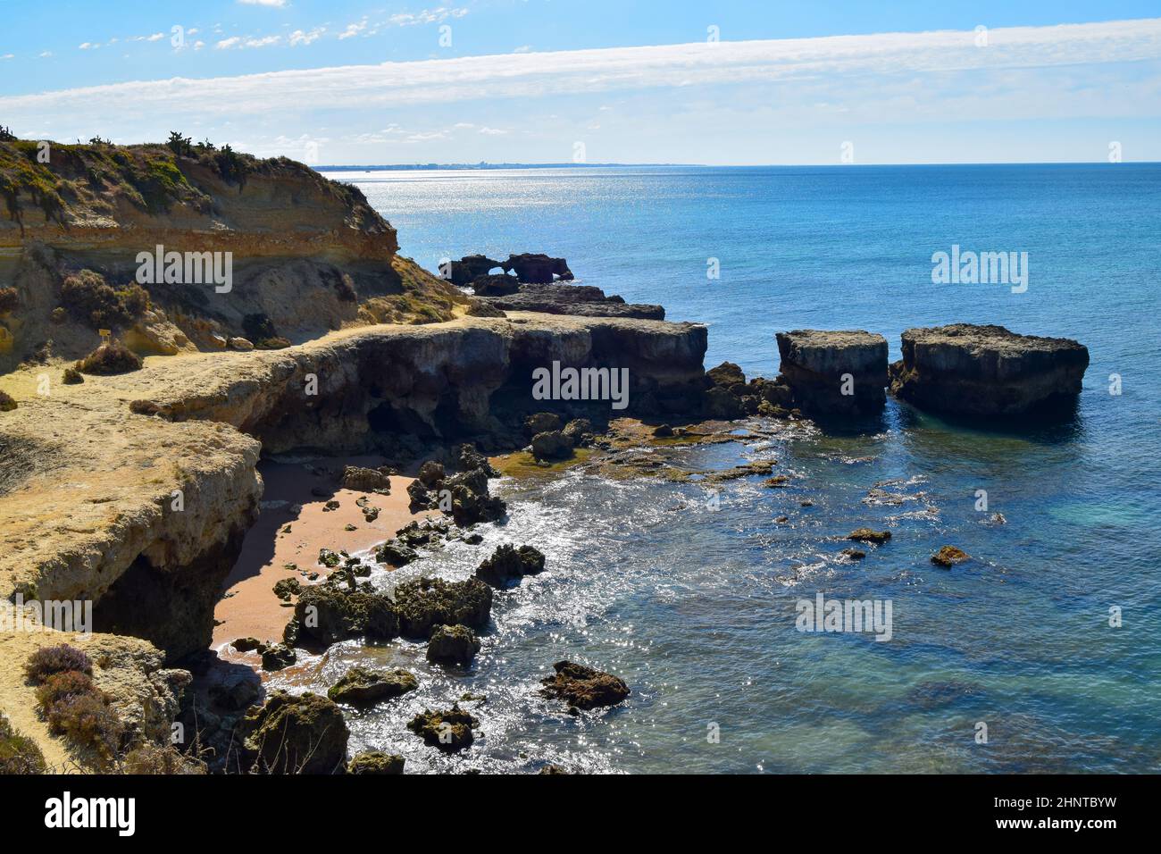 Algarve Portugal, touristische Orte in Europa zu besuchen. Britischer Tourismus in Portugal. Sommerurlaub. Blick auf den Strand und Tage am Strand. Stockfoto