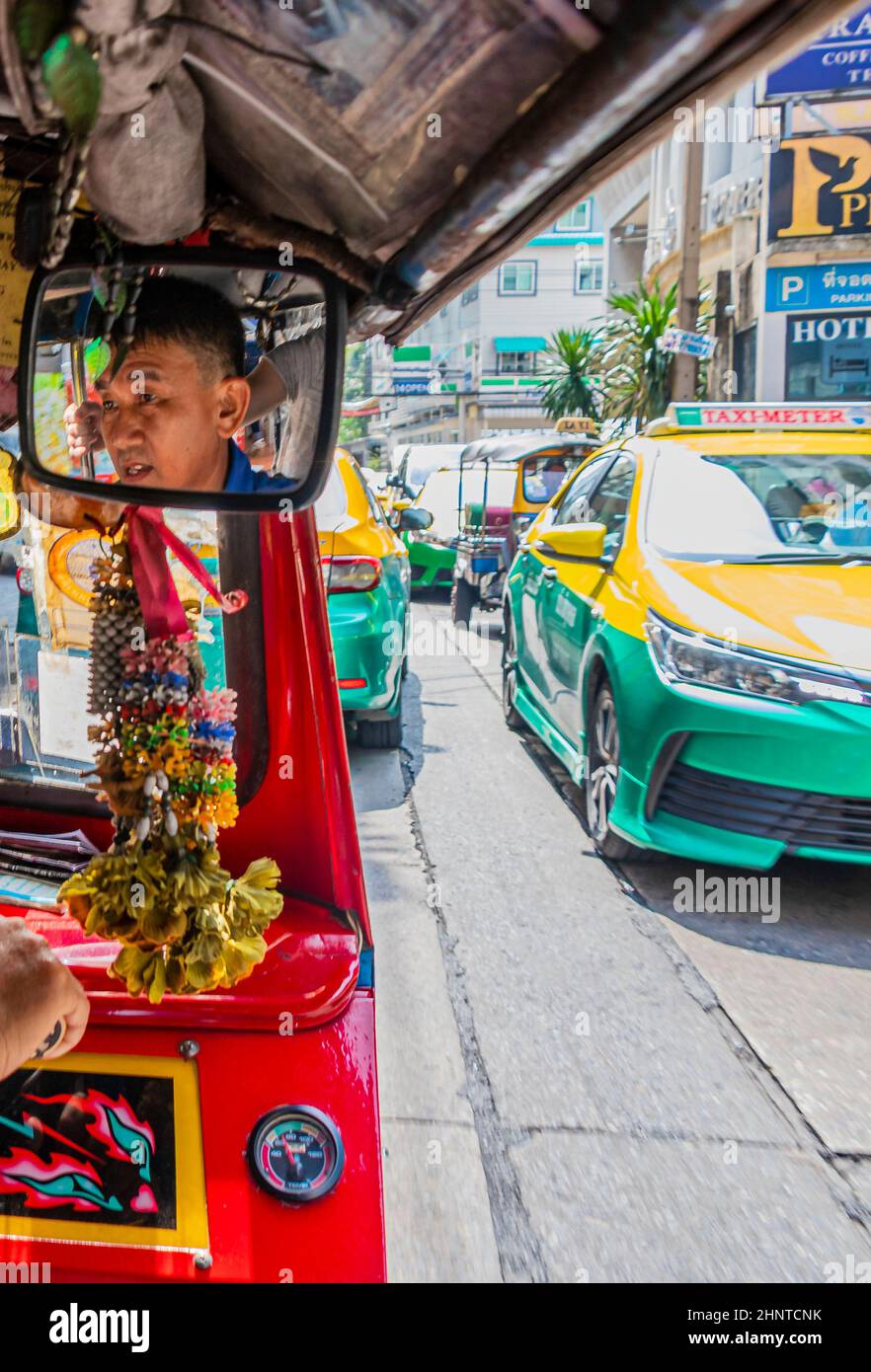 Fahrt im Tuk Tuk während der Hauptverkehrszeit in Bangkok, Thailand. Stockfoto