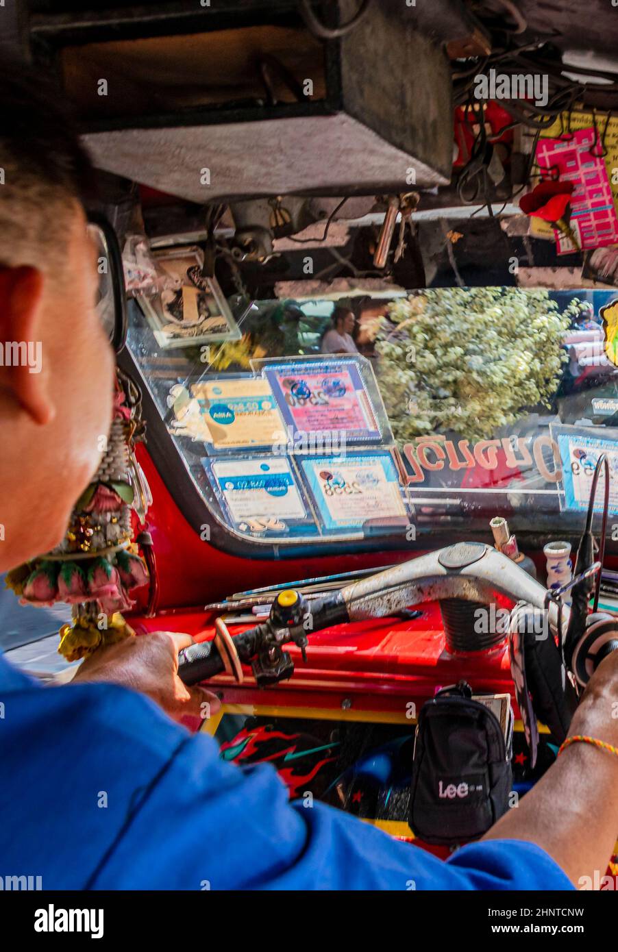 Fahrt im Tuk Tuk während der Hauptverkehrszeit in Bangkok, Thailand. Stockfoto