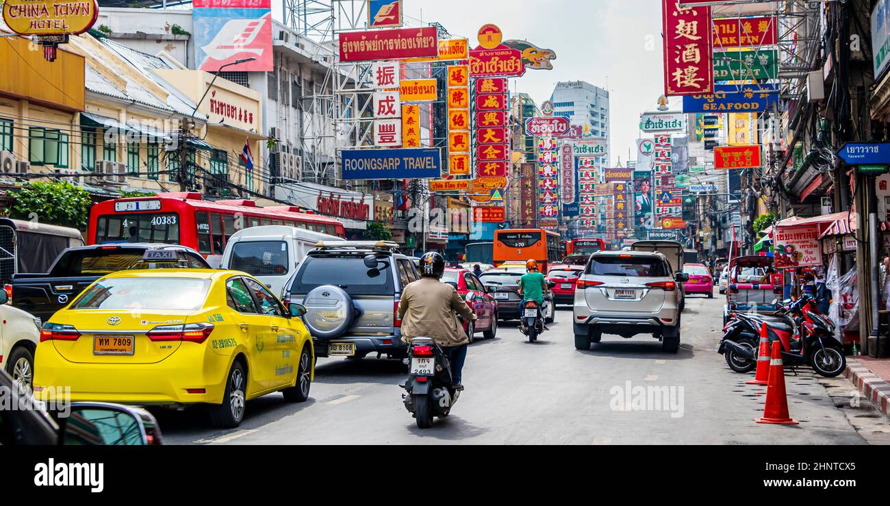 Starker Verkehr in China Town an der Yaowarat Road Bangkok Thailand. Stockfoto