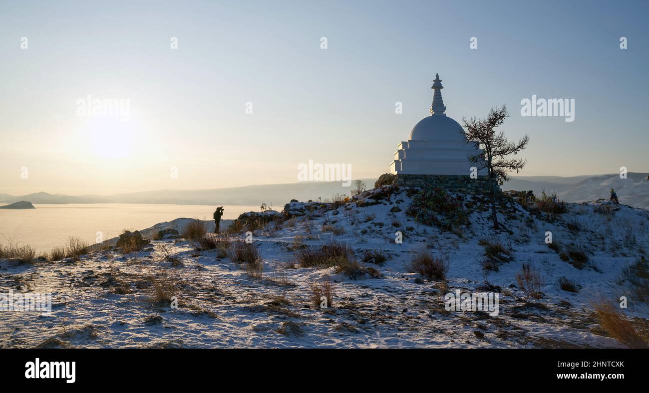Tourist im Winter tragen fotografieren die buddhistische Stupa der Aufklärung im Winter auf der Insel Ogoy, Baikalsee, Russland Stockfoto
