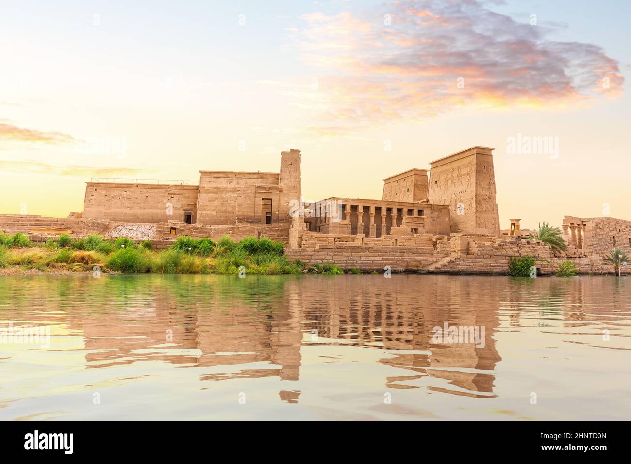 Isis-Tempel auf der Insel Philae bei Sonnenuntergang, Blick vom Nil, Assuan, Ägypten Stockfoto