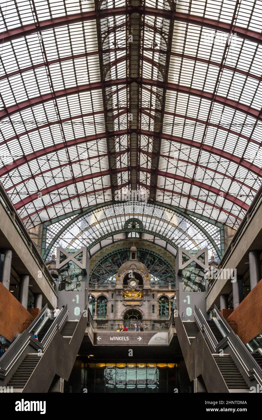 ANTWERPEN, BELGIEN - 22. AUGUST 2013: Wunderschöne Inneneinrichtung von Antwerpen-Centraal, dem Hauptbahnhof in der belgischen Stadt Antwerpen. Der Bahnhof ist umgangssprachlich als Eisenbahnkathedrale bekannt Stockfoto