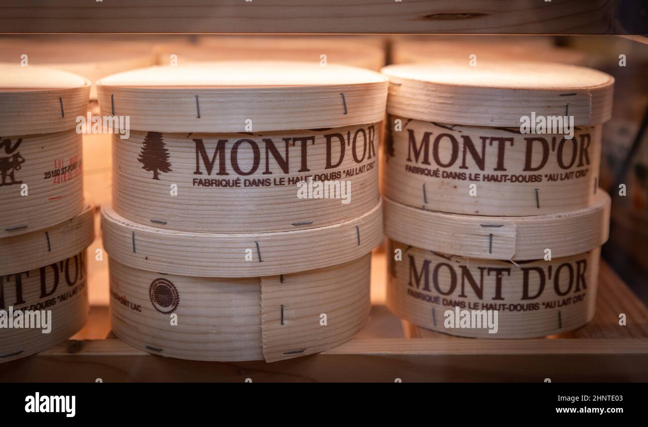 Berühmt und schmeckte Mont D'Or Käse in einem Keller Stockfoto