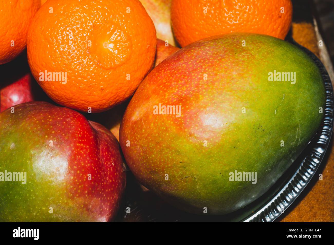 Mango und Mandarinen. Natürlich aussehende Früchte Stockfoto