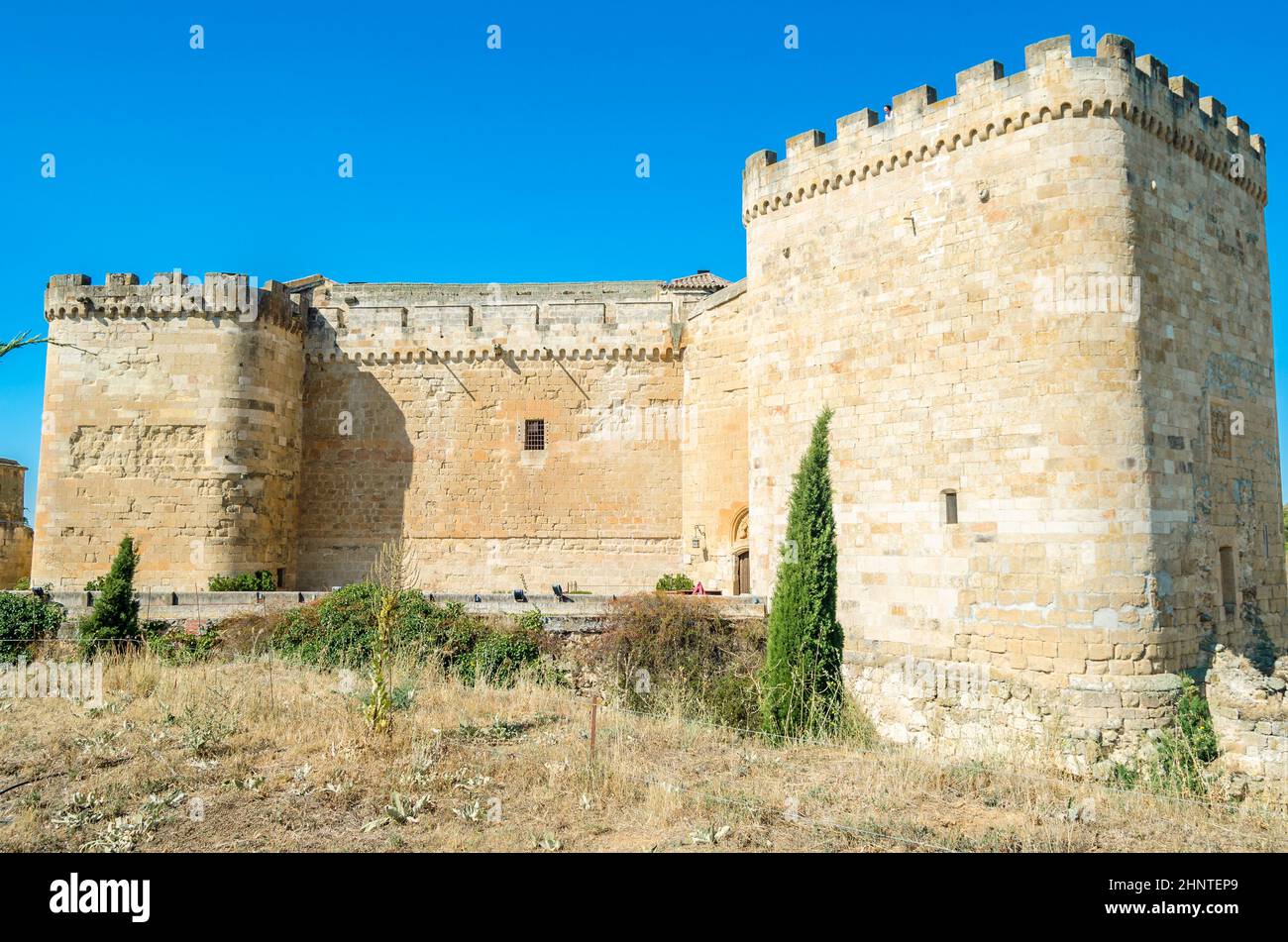TOPAS, SPANIEN - 22. AUGUST 2021: Das Renaissanceschloss Villanueva del Cañedo (auch bekannt als Castillo del Buen Amor) in Topas, Provinz Salamanca, Spanien, wurde im 15th. Jahrhundert erbaut. Im Jahr 1931 zum Nationaldenkmal erklärt, konvergieren seine derzeitigen Besitzer Stockfoto