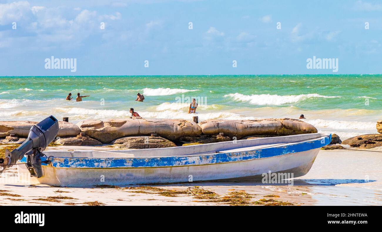 Schöner Holbox Island Strand altes blaues Boot türkisfarbenes Wasser Mexiko. Stockfoto