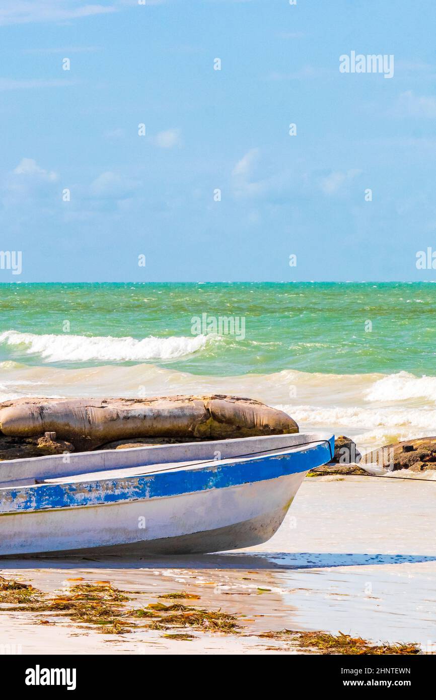 Schöner Holbox Island Strand altes blaues Boot türkisfarbenes Wasser Mexiko. Stockfoto
