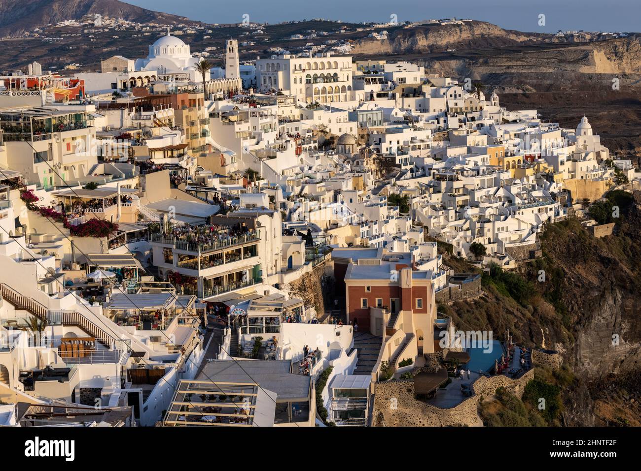 Die weiß getünchte Stadt Fira in warmen Sonnenstrahlen auf Santorini Stockfoto