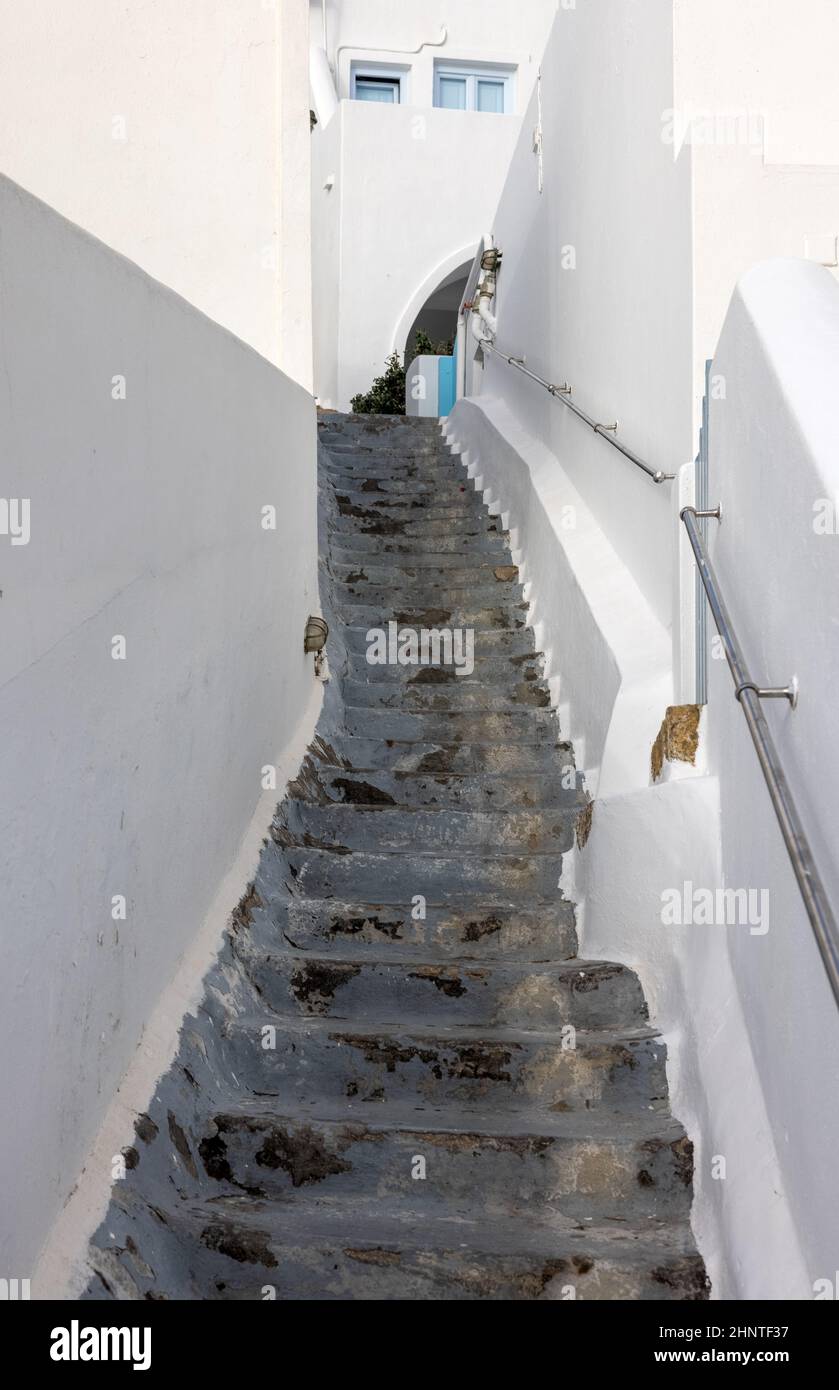 Schmale Steintreppen, ein traditionelles Stück Architektur auf der Insel Santorini. Griechenland Stockfoto