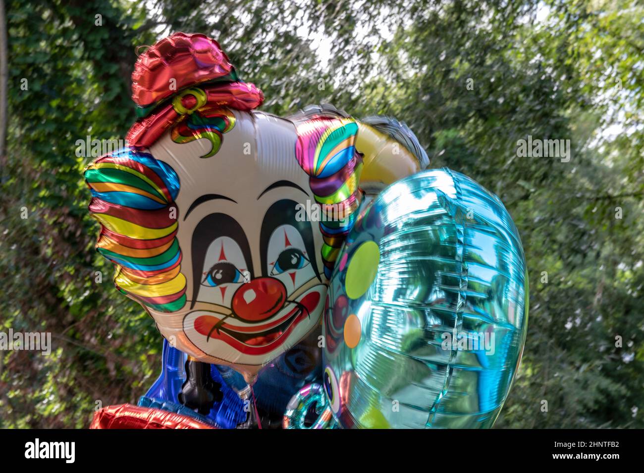 Schöne bunte fliegende Luftballons für Kinder wie ein Clown und andere Charaktere für Geburtstage, Kindertag und andere Feiern. Stockfoto