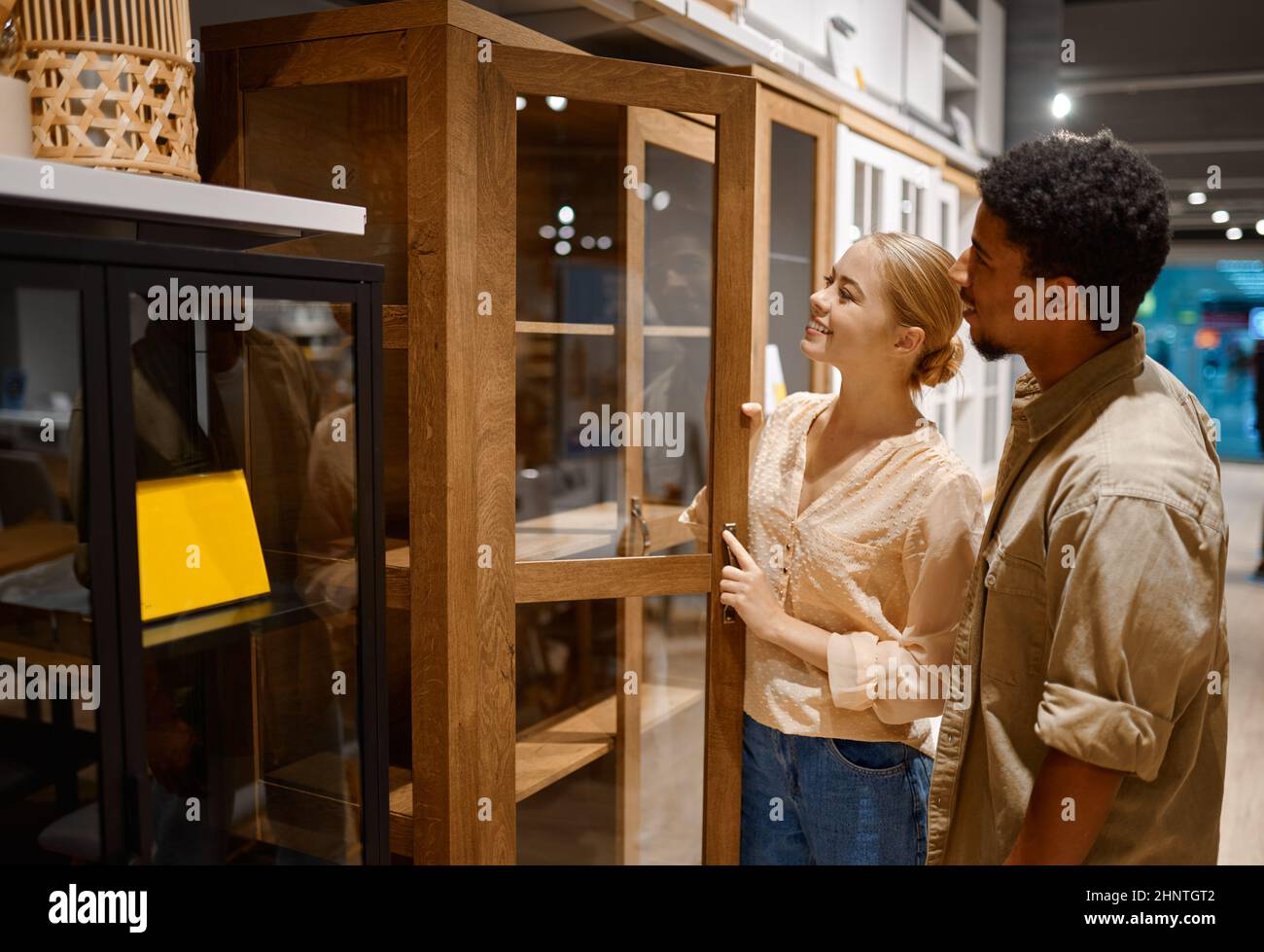 Glückliches liebevolles Paar, das Möbel für zu Hause wählt Stockfoto