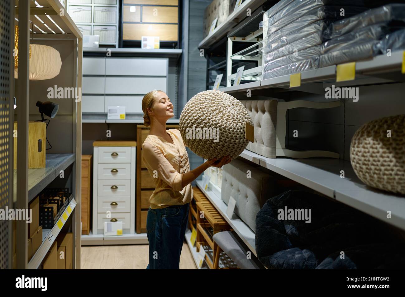 Frau Käufer Wahl Puff in Möbelgeschäft Stockfoto