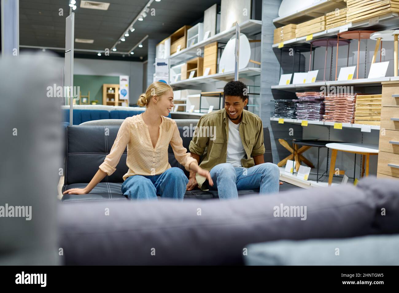 Paar wählen Sofa für zu Hause im Geschäft Stockfoto