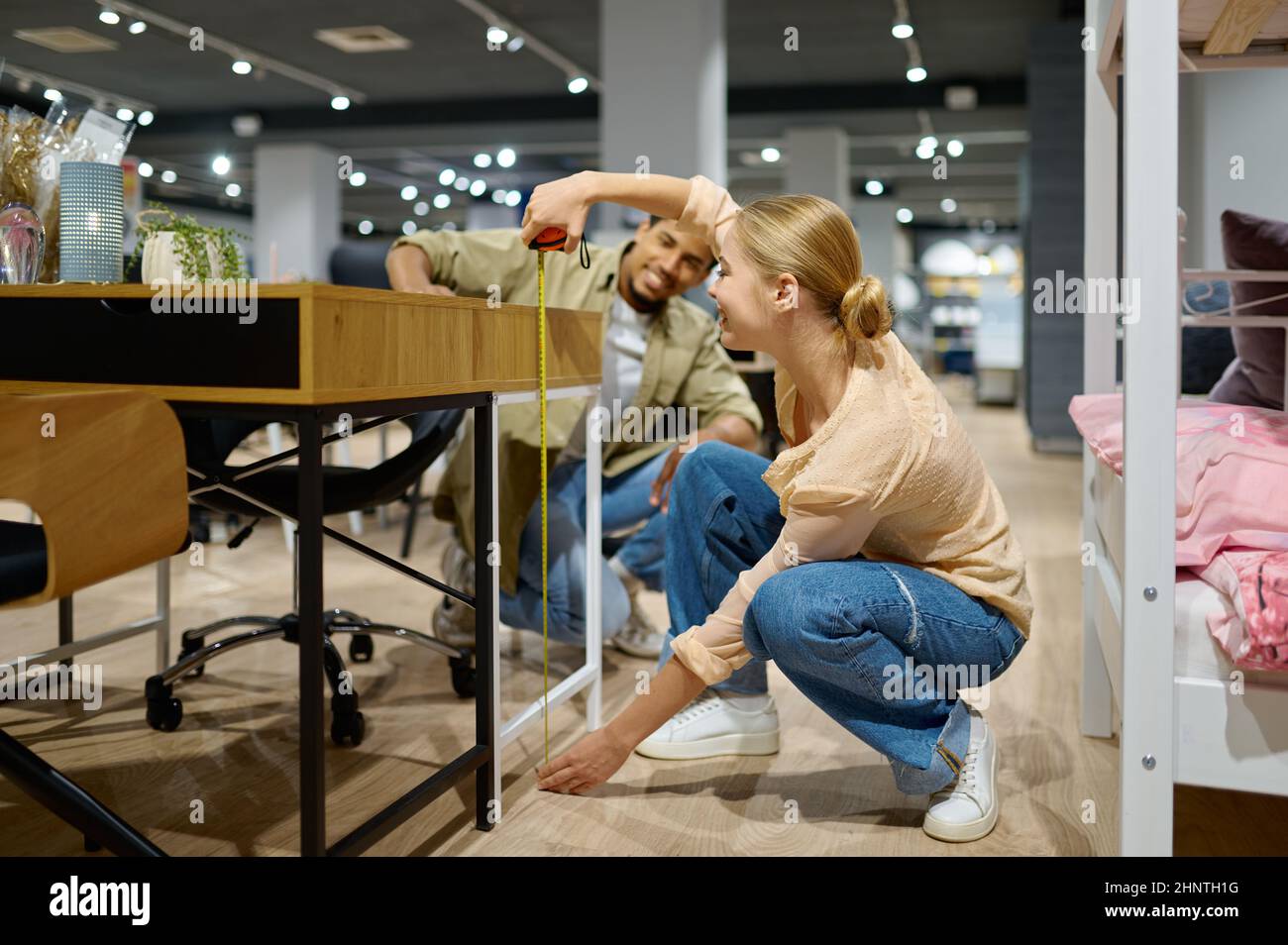 Freund und Freundin kaufen Tisch für zu Hause Stockfoto