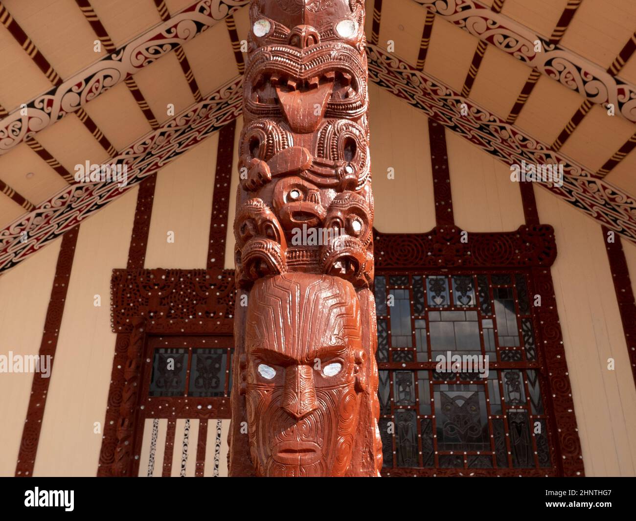 Wharenui oder Maori-Versammlungshaus, Tamatemapua Marae, Ohinemutu, Te Arawa Stamm, Rotorua, Rotorua District, Neuseeland. Stockfoto