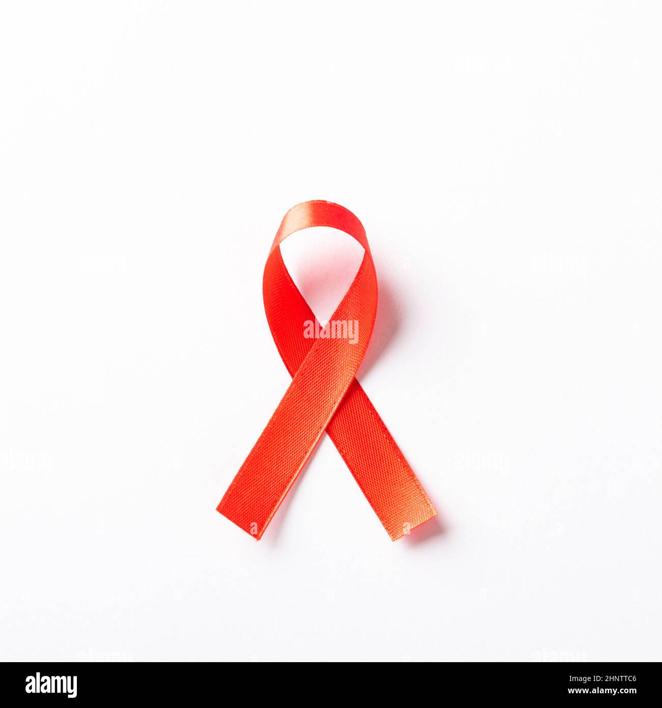 Rotes Schleife Symbol HIV, AIDS Krebs Bewusstsein mit Schatten, Studio-Aufnahme isoliert auf weißem Hintergrund, Gesundheitsmedizin Konzept, Welt AIDS Tag Stockfoto