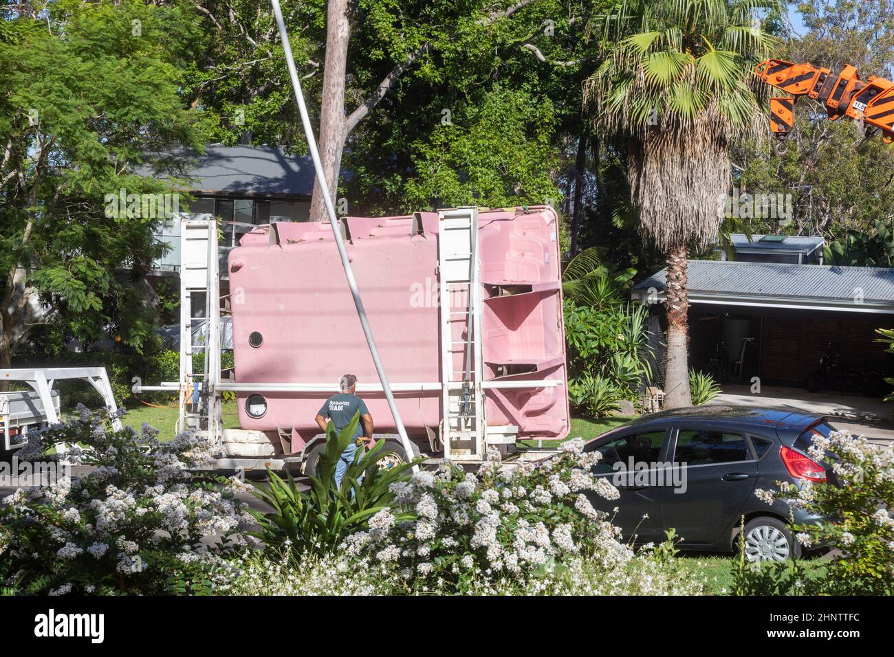 Fiberglas-Swimmingpool für Wohnhäuser, der mit einem Mobilkran von einem Lastwagen gehoben wird, Sydney, NSW, Australien Stockfoto
