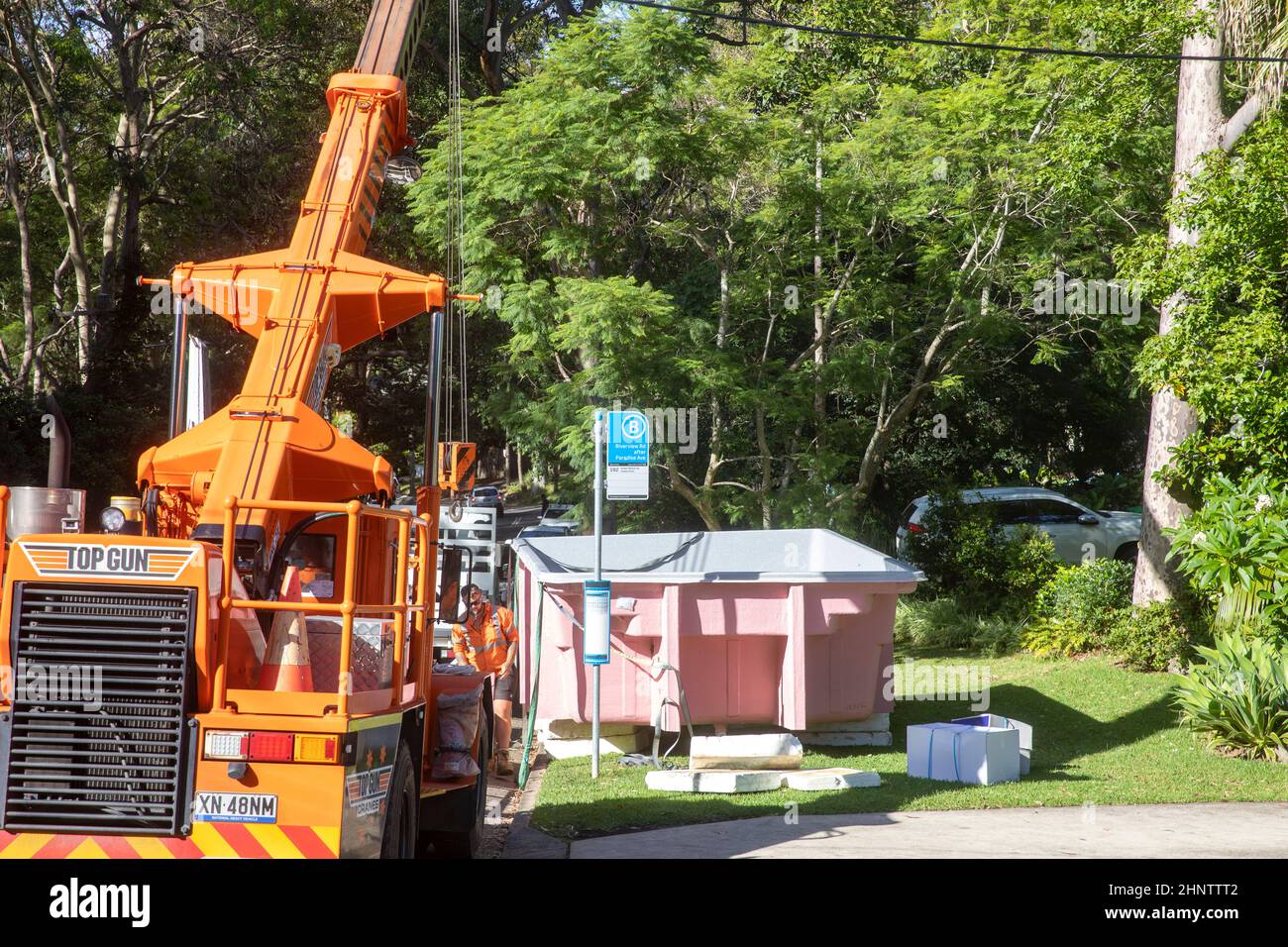 Fiberglas-Swimmingpool für Wohnhäuser, der mit einem Mobilkran von einem Lastwagen gehoben wird, Sydney, NSW, Australien Stockfoto