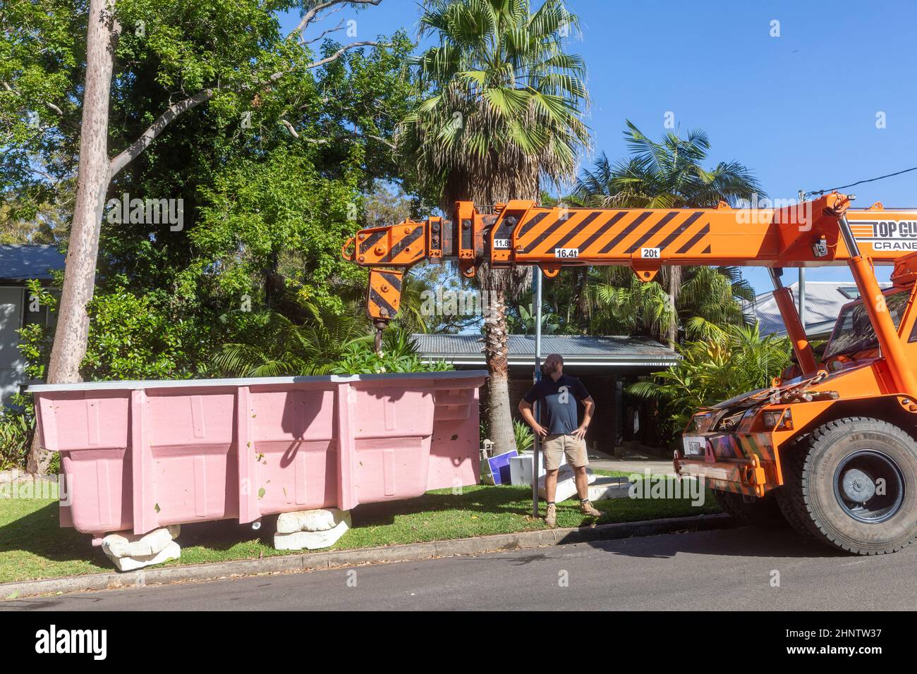 Fiberglas-Swimmingpool für Wohnhäuser, der mit einem Mobilkran von einem Lastwagen gehoben wird, Sydney, NSW, Australien Stockfoto