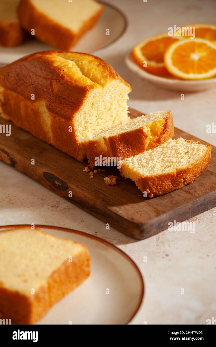 Scheiben hausgemachter Kuchen mit oragnic Orangen Stockfoto