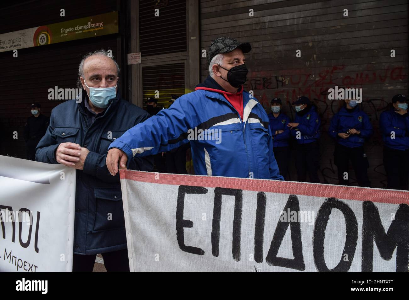 Athen, Griechenland. 17th. Februar 2022. Schauspieler und Sänger halten während einer Demonstration vor dem Arbeitsministerium Transparente mit der Forderung, die Pandemieleistungen aufgrund der Arbeitslosigkeit zu verlängern. (Bild: © Dimitris Aspiotis/Pacific Press via ZUMA Press Wire) Bild: ZUMA Press, Inc./Alamy Live News Stockfoto