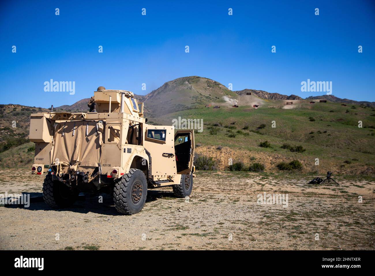 U.S. Marine Corps CPL. Aaron Oscar, ein digitaler Breitband-Systembetreuer, mit 1st Radio Battalion, I Marine Expeditionary Force Information Group, feuert während des Live-Feuers eines einfachen Maschinengewehrs in Camp Pendleton, Kalifornien, am 11. Februar 2022 ein Maschinengewehr Im Kaliber m2 .50. Der Kurs „Basic Machine Gunners“ ist ein zweiwöchiger Kurs, der die Nomenklatur und Anwendung des MK 19-Granatabschussrampers, Des m2 .50-Kalibers und des M240B-Maschinengewehrs abdeckt. Durch die Durchführung dieser Schulung erhält I MIG Marines die Bereitschaft und die taktische Kompetenz für zukünftige Einsätze. (USA Marine Corps Foto von C Stockfoto
