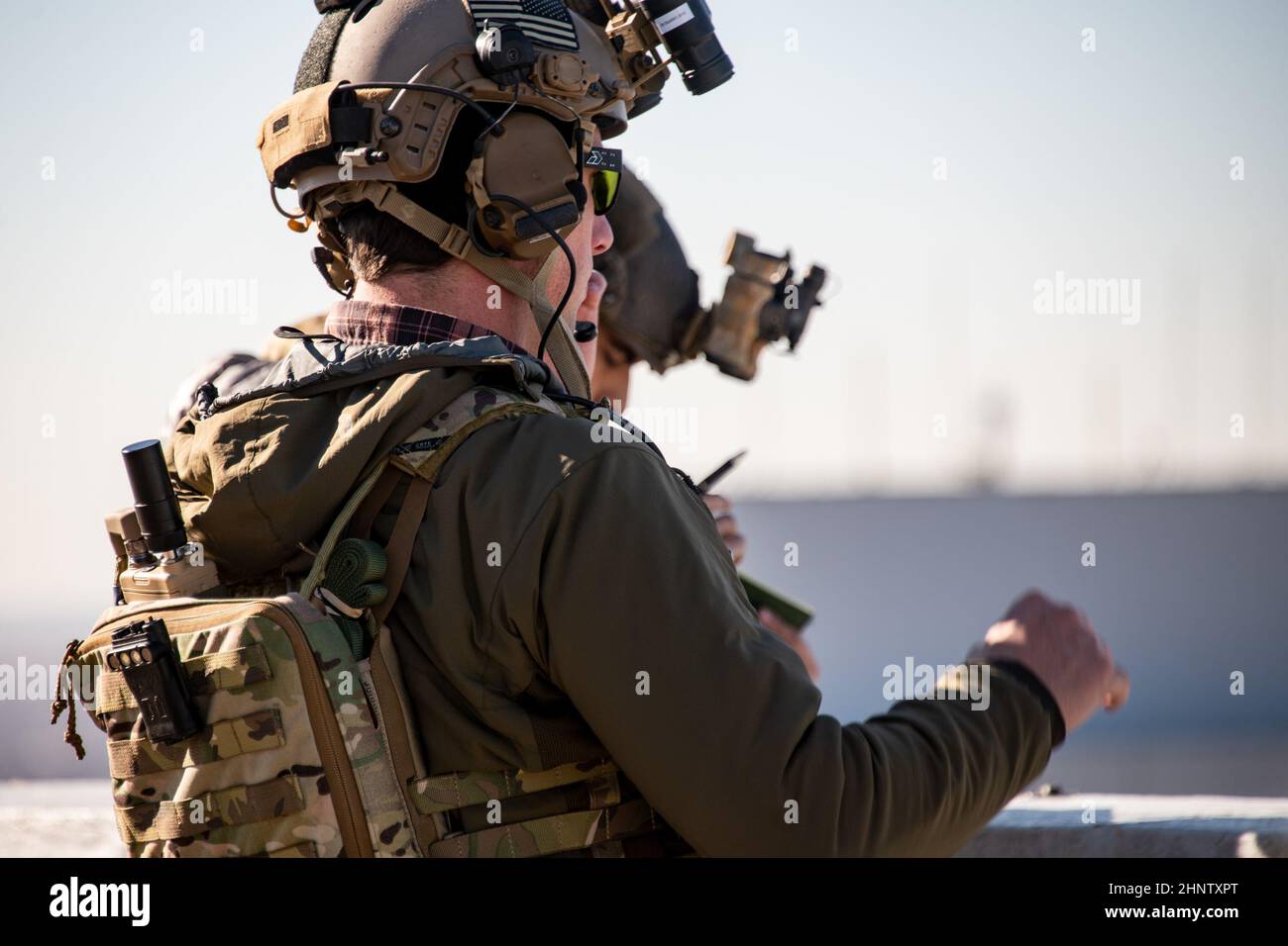 Ein gemeinsamer Terminal-Angriffskontrolleur, eine Front und ein ST-Kampfkontrolleur mit dem 125th Special Tactics Squadron (STS), Oregon Air National Guard, diskutieren während einer Trainingsübung in Oklahoma City am 12. Januar 2022 Zielinformationen für simulierte Oppositionskräfte. Die 125th STS trainierten mit Hilfe von Mitgliedern mit dem 137th Special Operations Wing (SOW), der als Oppositionskräfte in Szenarien fungierte, in denen die Kontrolleure ihre Bewegungen verfolgen mussten, während sie einen Flugzeugstapel koordinierten, der aus einer 137th SOW MC-12W und einem AC-130J Ghostrider bestand, dem zugewiesen wurde Cann Stockfoto