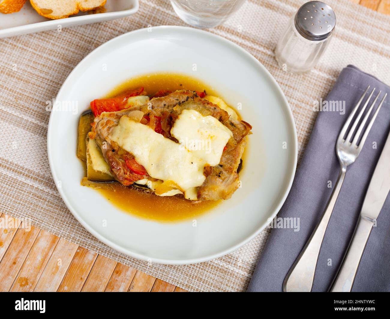 Aubergine mit Tomaten, Hackfleisch und Käse Stockfoto