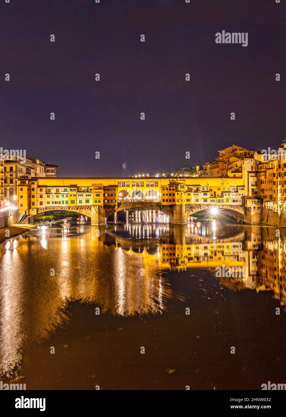 Berühmte historische Ponte Vecchio in Florenz am Fluss Arno Stockfoto