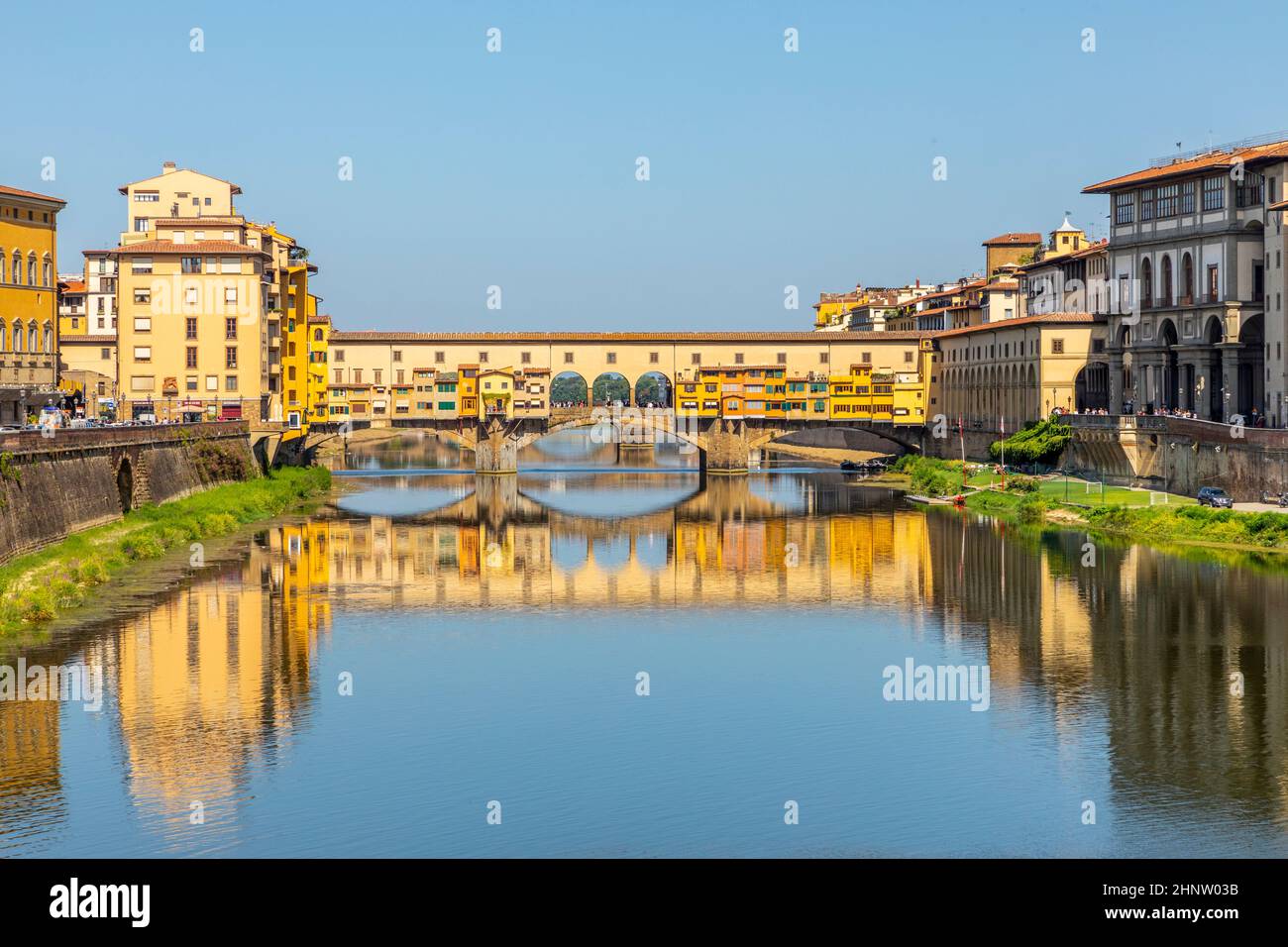 Berühmte historische Ponte Vecchio in Florenz am Fluss Arno Stockfoto