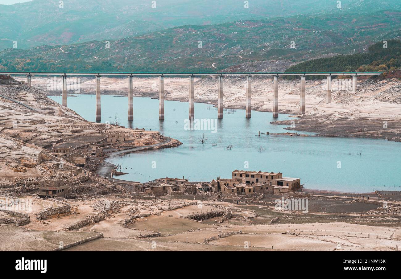 Das spanische Unterwasser-Dorf Aceredo erscheint alle paar Jahre, wenn der Wasserstand niedrig ist, wieder als spanisches 'Pueblo' Stockfoto