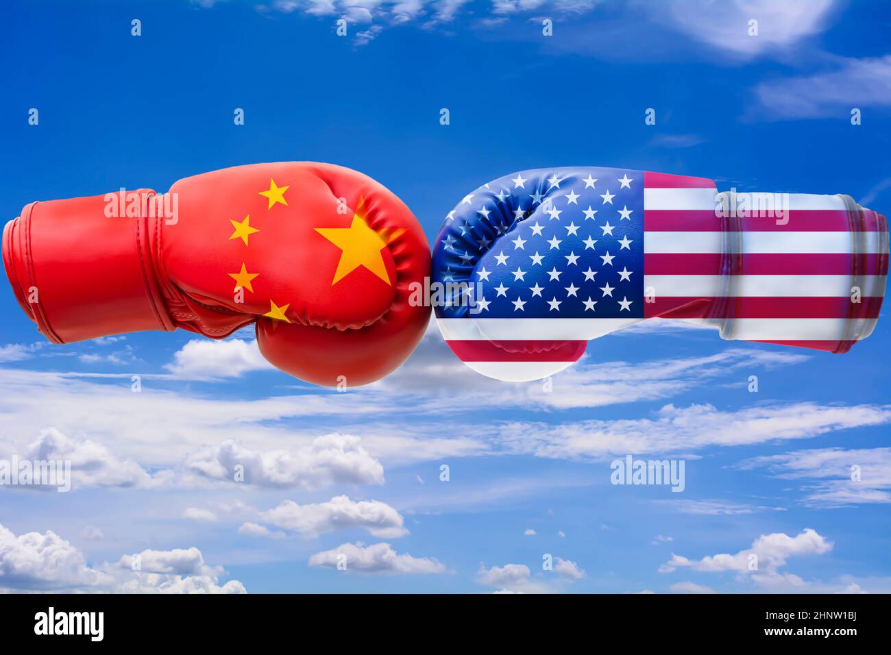3D-Illustration Flaggen der USA und China auf blau bewölktem Himmel Hintergrund, US china Handelskrieg Konzept. Stockfoto