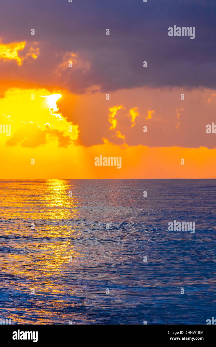 Goldene Farben des schönsten Sonnenuntergangs am Strand von Ialysos auf der griechischen Insel Rhodos. Stockfoto