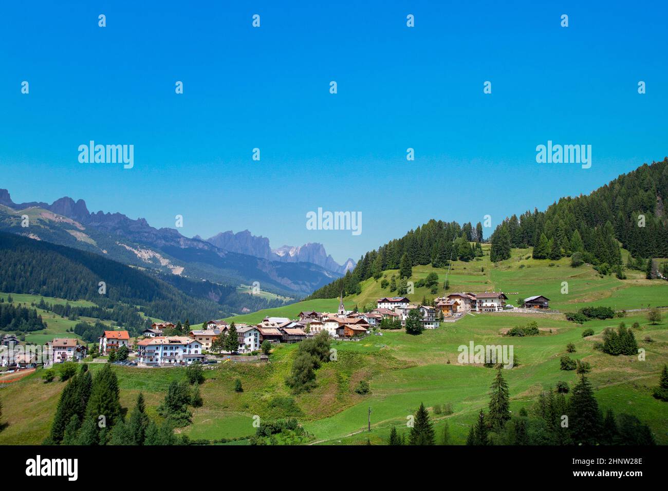 Italien, Dolomiten, das Dorf Moena und im Hintergrund Rosengarten Stockfoto